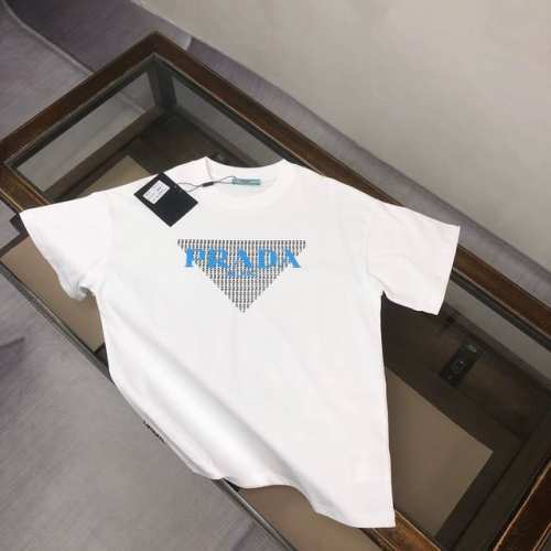 prada 普拉达 25Ss专柜同款圆领短袖T恤 特供定制面料 厚板立体 衣服偏厚使整体高透气和柔软性的质感更加凸显 饱满的棉质感引起极度舒适 高端人士必备单品