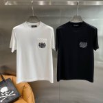 Dg家 Dolce&Gabbana精致T恤 黑白双色的意式风情，简约中透着优雅。圆领的版型，舒适又百搭，能够很好地修饰颈部线条。 胸前的口袋上，精致的徽章刺绣图