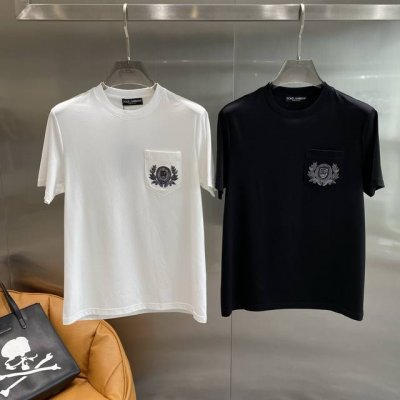 Dg家 Dolce&Gabbana精致T恤 黑白双色的意式风情，简约中透着优雅。圆领的版型，舒适又百搭，能够很好地修饰颈部线条。 胸前的口袋上，精致的徽章刺绣图
