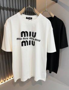 Miumiu 谬谬2025春夏新款男女同款短袖T恤，品牌最新设计元素！既不单调也不复杂,恰到好处的展现品味！客供顶级压胶Logo设计！舒适吸汗透气根本不在话下,