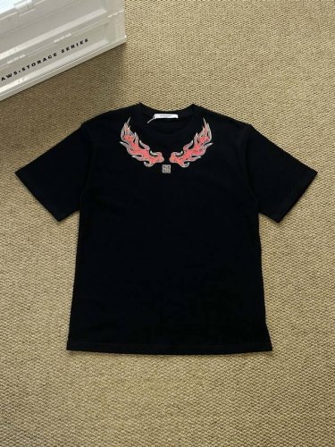 纪梵希 Givenchy 24Ss夏季领口火焰印花小Logo短袖T恤 颜色：黑色 尺码：S-Xl 原版面料高版本高品质 网红明星同款 原版定制面料 胸前Logo