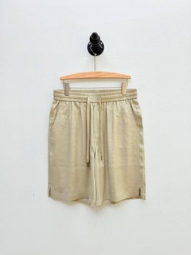 tf 徽标装饰亚麻短裤 代工厂p出品 春夏新品 单品背后单侧口袋的 Tf 标签与内侧缝线标签 以低调的方式彰显身份 符合其 隐奢 的品牌哲学 避免过度张扬的Lo