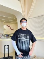 马吉拉 三标齐全。 2025夏季新款最新品短袖，专柜同步有售，原单狠货，时尚进口原版科技面料，上身舒适透气，原版定制五金辅料，上身帅气有型，三标齐全，推荐款，档