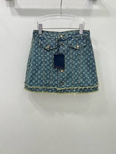 Louis Vuitt*N25新款L家做旧老花牛仔系列同步上新啦 经典老花牛仔面料 外套+短裤+短裙+背心裙 定制Yb五金 搭配金线刺绣Logo 洗水做旧时髦低