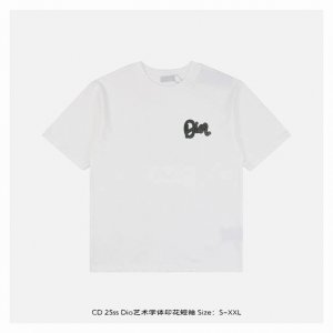 dior 迪奥 25Ss Dio艺术字体印花短袖 面料采用230克重精梳棉 定制32支1*1螺纹 成衣两遍水洗处理 面料舒适亲肤无异感 定制定染面料 纺织密度高