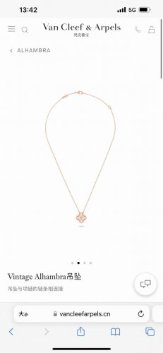 上新。Van Cleef & Arpels梵克雅宝Vintage Alhambra系列钻饰四叶草吊坠项链锁骨链专柜同步在售。作为梵克雅宝的主打系列，此款项链以品