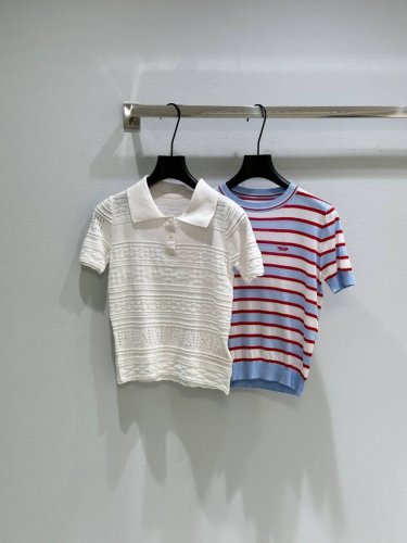 25Ss春夏新款上新 修身版型短袖毛衣饰以灵动的复古魅力条纹图案 棉质设计 正面饰有字母徽标刺绣 短袖 平纹针织 修身版型 罗纹针织圆领 常规肩部 罗纹针织袖口