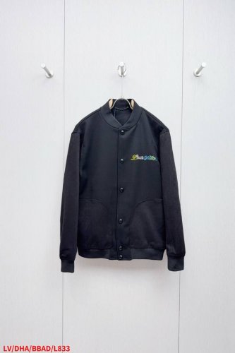 l833 Lvlouis Vuitton 羊毛四叶草彩钻棒球服 工艺说明：采用定制绵羊毛面料，面料柔滑细腻，舒适贴肤，以深邃色调道出典雅风尚，裁出考究衣身，与正