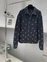 上衣 长裤 -驴牌 25Ss新款教练夹克取材水洗丹宁布，以全幅 1V Blason 刺绣图案的绚烂渐变彰显考究气息。可与同款滑板裤共筑瞩目造型。 码数：46.4