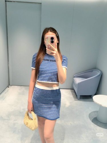 上衣 半裙 miumi*2025新品条纹针织短袖半裙 定制Yb棉纶纱线织造 柔软亲肤 舒适有型 圆领短袖版型 领口恰当露肤 美化头肩比例更显瘦 通体蓝白两色条纹