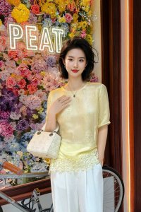 夏款上新 独家原创真丝定制面料短袖 真丝提花 上身舒适版型百搭时尚 下摆重工刺绣花边 简约不失高级感 领口＋袖口花边 精致又大气 超级好看 强烈推荐 颜色：黄色