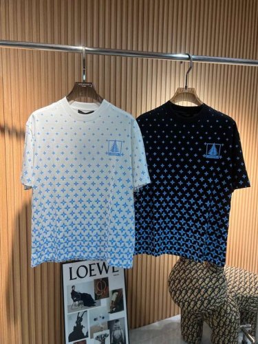 Lv 2025春夏新款首发专柜最新款短袖圆领T恤 高端订制 设计前卫时尚！品牌Logo重工艺设计 高端定制丝光云朵棉面料.手感柔软.穿着舒适.专柜级别精致车线.