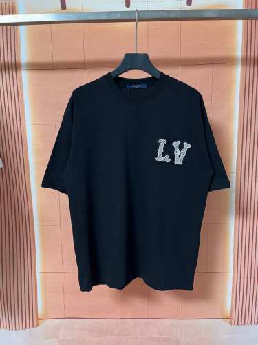 大货实拍图# P110 Louis Vuitton 路易威登 25Ss Lv烫钻绣标短袖T恤 面料：双纱260G纯棉 配套320G1*1螺纹领 工艺：绣标，烫钻