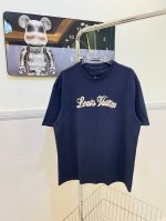 款号121 Louis Vuitton路易威登签名刺绣字母短袖T恤 前片立体刺绣工艺，面料采用280G高克重双纱面料，原版三标辅料，官网同步在售，区别市场通货版