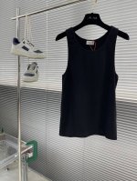 p170 -Saintlaurent Slp标识刺绣背心 定制织梦雅韵罗纹棉 质感细腻 舒适贴肤 以高贵得烟灰色 诠释低调的奢华 标志性地Ysl标识刺绣跃然衣上