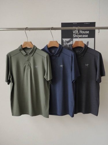 供 Arc'teryx 始祖鸟透气速干男子短袖Polo衫 官网同步 门店在售 面料采用的是最新型中空吸湿排汗功B1173能材料，面料的底部采用导槽式结构，出汗时