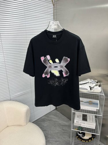 Balenciaga巴黎世家 2025春夏新款高克重重磅圆领短袖出货啦 春夏出门必备款 定制高克重纯棉面料 搭配当下流行重工工艺 做工走线精细 面料上身舒适 三
