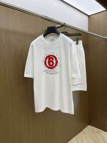 新款 套 Mm6 2540春夏最新款休闲短裤短袖套装，男女款 贸易公司渠道稀出，同步官网发售！基本每一季都会有它的背影所在，期待着所有潮男潮女们的演绎！此款选用