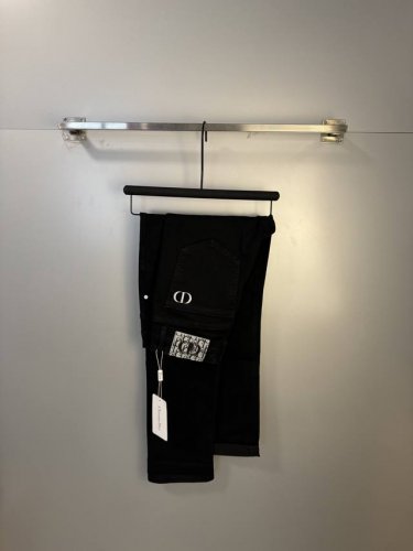 Dior 迪奥 男士丹宁牛仔裤，官宣画册海报穿搭款！ 客供高级进口的丹宁原色面料，特选日本冈山纯正13Oz 盎司牛仔布料，重磅环保植物酵素水洗工艺，肌理有着淡淡