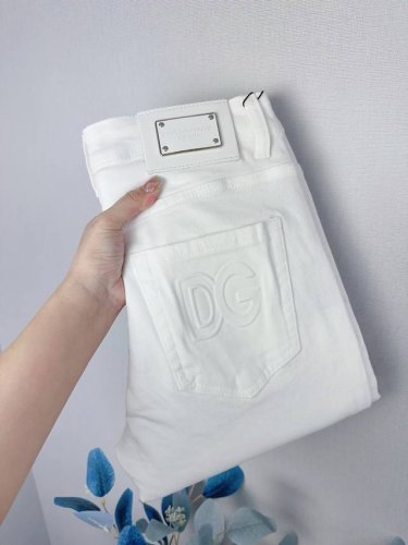 d&G2025 高级时装牛仔裤，精选弹力超柔软舒适牛仔面料，修身小脚裤闭眼入剪裁修饰腿型百搭显身材，高级洗水工艺技术尽显裤子档次。！码数29–38。
