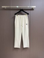 balenciaga 2025Ss早春新款直筒休闲卫裤，简约时尚新款定制面料，身穿手感舒适 低调不失奢华 非常有档次搭配裤脚渐变设计时尚高端 裤型款式和裁剪亦无