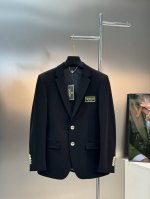 Fend*联名Versac*25S新款休闲西服外套精品推荐外贸公司订单！胸口精致绣花工艺.高级感强！进口原版天眼布四面弹布料，笔挺垂感十足，整件衣服车工走线整齐