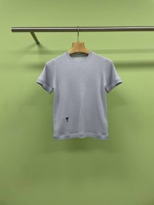 dior迪奥2025夏季新款蜜蜂刺绣针织短袖，这款短袖针织衫经典时尚，采用定染蓝色山羊绒和桑蚕丝混纺针织面料精心制作，正面点缀以经典的小蜜蜂标识刺绣，短袖款式可
