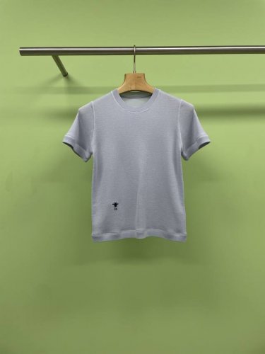dior迪奥2025夏季新款蜜蜂刺绣针织短袖，这款短袖针织衫经典时尚，采用定染蓝色山羊绒和桑蚕丝混纺针织面料精心制作，正面点缀以经典的小蜜蜂标识刺绣，短袖款式可