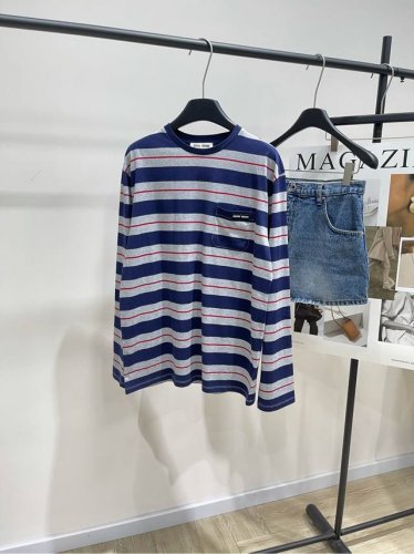 M灰蓝条纹口袋圆领长袖T ，面料：全棉 颜色：灰蓝条纹 * ｜撞色条纹长袖 25Ss早春新款上新！ 这款T恤简约的Oversize线条 与Mi*徽标形成鲜明对比