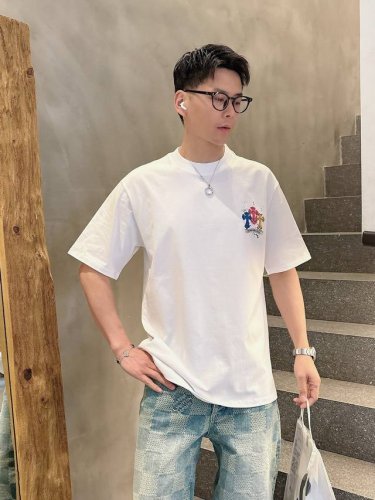 克罗心 三标齐全。 2025夏季新款最新品短袖T恤，专柜同步有售，原单狠货，时尚进口原版科技面料，上身舒适透气，原版定制五金辅料，上身帅气有型，三标齐全，推荐款