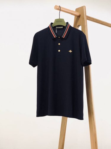 gucci 古驰 2025Ss春夏新品 休闲翻领短Tee。非常规面料裁剪缝制 , 甄选优质珠地网眼透气面料，凉爽舒适，结构稳定透气。胸前经典蜜蜂刺绣，刻字五金纽