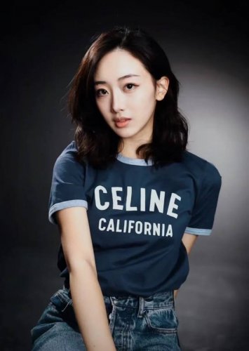 塞林又出爆款 击中你心脏的小蓝莓 这个配色我是真的一眼爱上 撞色短袖这一块 Ce的设计师真的牛 每次的配色都是让人很难拒绝 那种既熟悉但其实自己没有拥有过的感觉