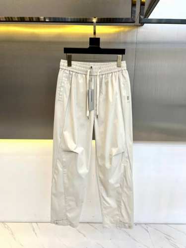 Dio迪奥-高街机能风伞兵工装裤褶皱直筒裤。25Aw新品系列第一款长裤，手感舒适、有轻微的抗皱性且面料弹性较好，这样的面料质感使得整条长裤的轮廓更加流畅，可高度