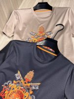型号Hm016#，爱马家 2025春夏最新马车马具印花男士圆领T恤衫，胸前极具代表性的马车马具图案，带着浓浓的复古风味，高贵而优雅，又充满灵性，经典桔色点缀，带