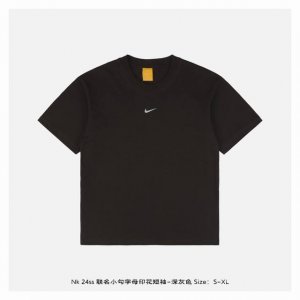 nike X Nocta 24Ss 联名小勾字母印花短袖-深灰色 面料采用 克重精梳棉，定制32支1*1螺纹，成衣两遍水洗处理，面料舒适亲肤无异感，定制定染面料