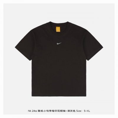 nike X Nocta 24Ss 联名小勾字母印花短袖-深灰色 面料采用 克重精梳棉，定制32支1*1螺纹，成衣两遍水洗处理，面料舒适亲肤无异感，定制定染面料