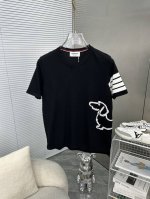 Tb汤姆布朗 Thom Browne 汤姆布朗 拼色腊肠狗图案 升级 灵感源自八十年代复古 原版面料 官方同款 针织 圆领短袖 定制 网纱毛衣针织面料 手感非常