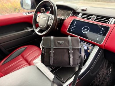 prada 再生尼龙和Saffiano皮革单肩包，最新款 “ Prada ”普拉达邮差包 Prada普拉达 涂珐琅三角形金属徽标翻盖开合 精致优雅的Saffia