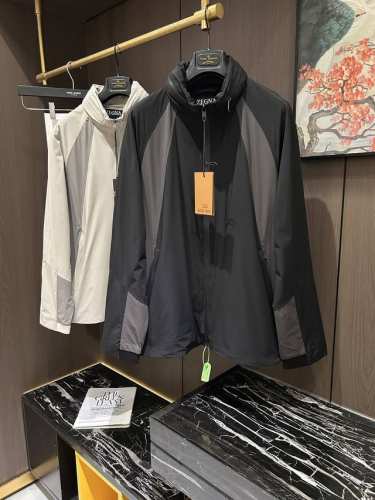 Zz25S早春男士隐藏式连帽外套夹克.......主体高密度聚酯纤维面料 满足于常规休闲且包容所有场合的着装需求，出在穿搭季属于极出色的首选单品，实穿性极佳！！