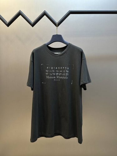 Maison Margiela 磨损数字印花短袖 定制凝萃洗褪棉平纹棉面料 胸前饰以品牌磨损数字印花Logo 勾勒出时光镌刻的时尚轮廓 与后幅标志性的四角缝线相