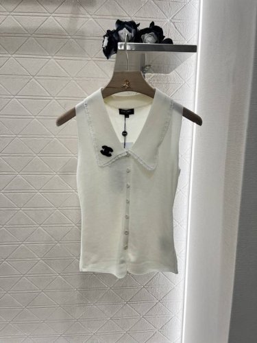 chane*2025新品上架 花边翻领针织背心 定制Yb羊毛纱线织造 质感高级舒适 翻领背心 钮扣全开襟设计 手钩花边装点在领边 配合立体双C装饰 彰显品牌个性