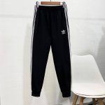 上新 Adidas阿迪达斯 三叶草 经典三条杠春季休闲卫裤束脚裤 精美刺绣 男女同款 春款来袭 标志性Logo 裤腿两侧完美三条杠设计 一款在日常生活中高穿着率