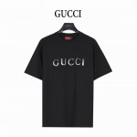 gucci 古驰 25Ss 简约Logo渐变斑驳印花短袖T恤 全新的Gg标语系列 简约清新风格 彰显出高品格的气质 采用260G精梳棉盖棉 松软细腻着身感更舒适