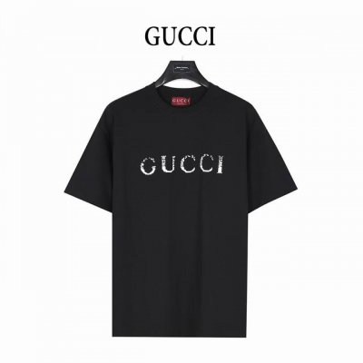 gucci 古驰 25Ss 简约Logo渐变斑驳印花短袖T恤 全新的Gg标语系列 简约清新风格 彰显出高品格的气质 采用260G精梳棉盖棉 松软细腻着身感更舒适