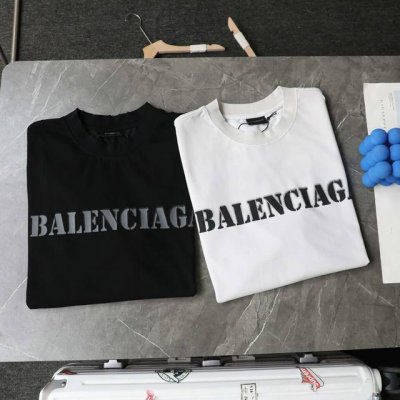 顶级复刻 高端定制 Balenciaga 巴黎世家 新款泼墨字母Logo印花短袖袖T恤 款号：68244 颜色：黑色 灰色 购入原版开模打造，全套定制辅料，细节