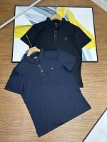阿玛尼男士商务纯色新款阿玛尼男士商务休闲运动polo衫 全身采用无缝压胶工艺 做工非常复杂 立体有型 牢固不脱落，又有品牌标志性。阿玛尼Armani专柜同步新款