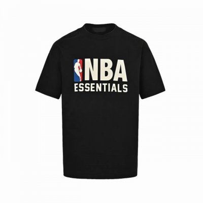 本地自取：180 fog Essentials & Nba 联名款硅胶字母短袖 全新联名以「无声的张力」重塑运动时装边界，复刻90年代球队经典廓形，却以摩登剪裁