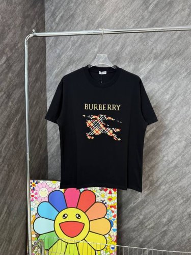 款号 G144 巴宝莉十字绣马术大标圆领短袖 burberry官网Zp同步新款T恤 面料采用32支双纱2 克高克重纯棉面料 同缸定织定染原版同色螺纹 进口机器十