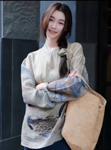 无敌大爆款 高端版本小众独特设计高级复古天丝苎麻上衣 立领设计端庄典雅 领口处的开叉细节别致 衣袖宽松 衣身绘有水墨飞鸟图案 意境悠远 传统元素与艺术美感相融合