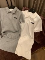 miumiu缪缪定制字母小标花边翻领短袖短裙套装 款号：25670605320 颜色：灰色 白色 尺码：Sml S码80-95斤 M码95- 斤 L码 -125